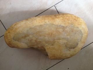 我收藏有一天然带皮和田玉籽料,长43cm宽24.8cm厚9.1cm,重20kg左右.请