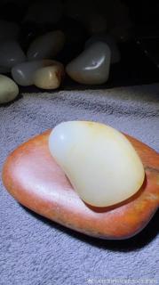 新疆和田玉籽料原石,42.7克,真皮真色,洒金皮,玉质细润干净